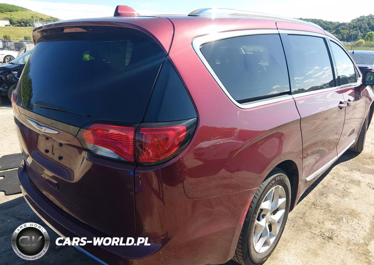 2018 Chrysler Pacifica Touring L VIN:2C4RC1BG5JR310473 - 4