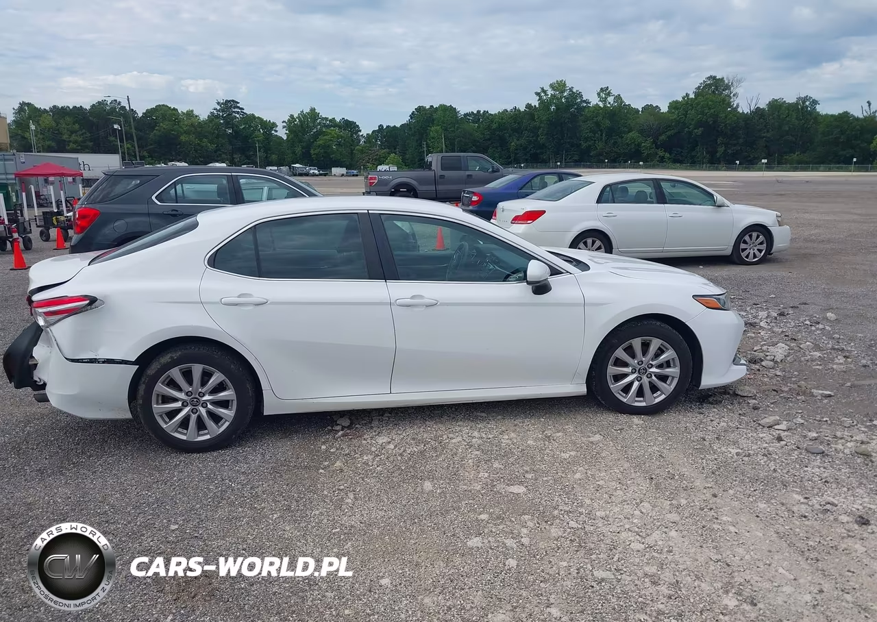 2018 Toyota Camry Le VIN:4T1B11HKXJU529916 - 13