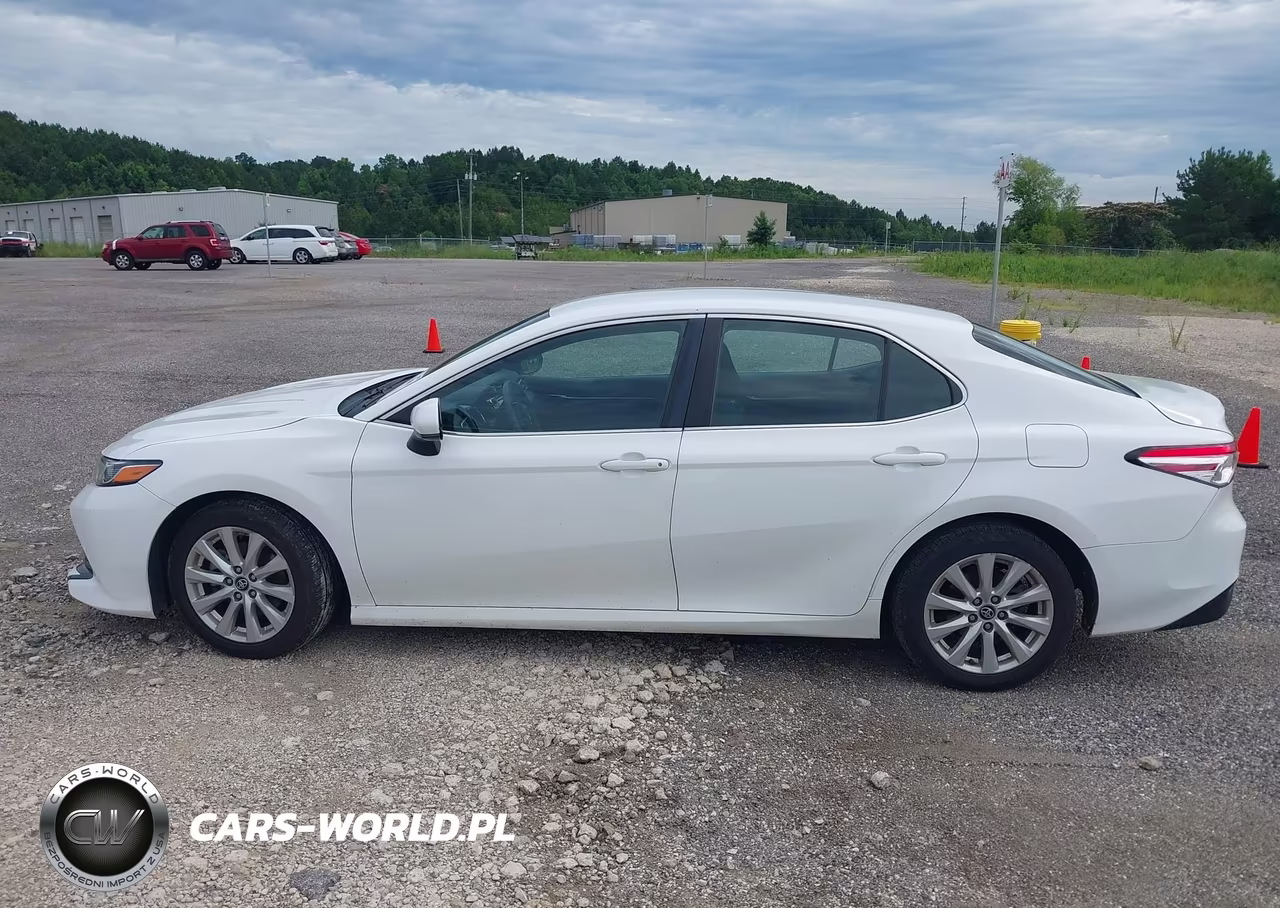 2018 Toyota Camry Le VIN:4T1B11HKXJU529916 - 14