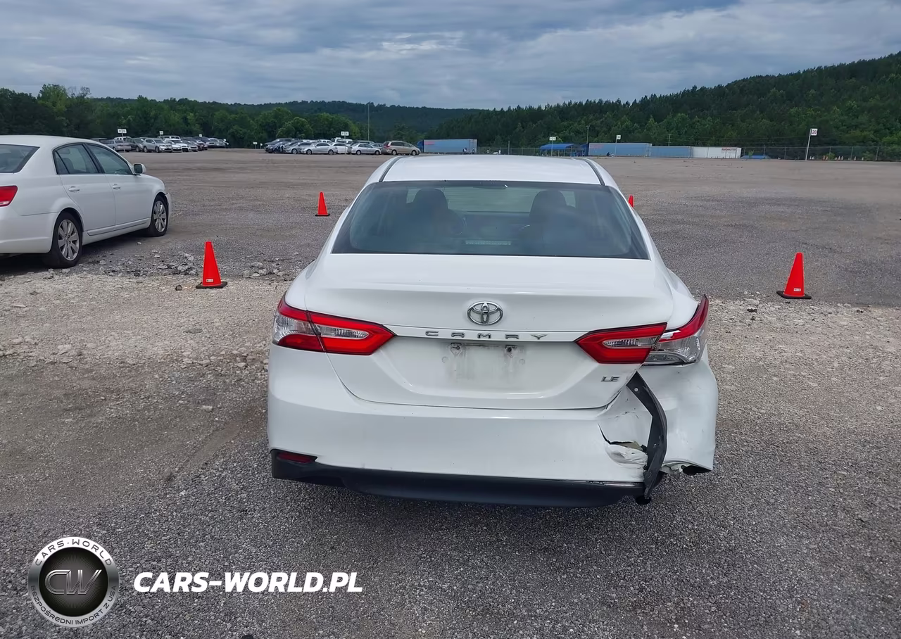 2018 Toyota Camry Le VIN:4T1B11HKXJU529916 - 16