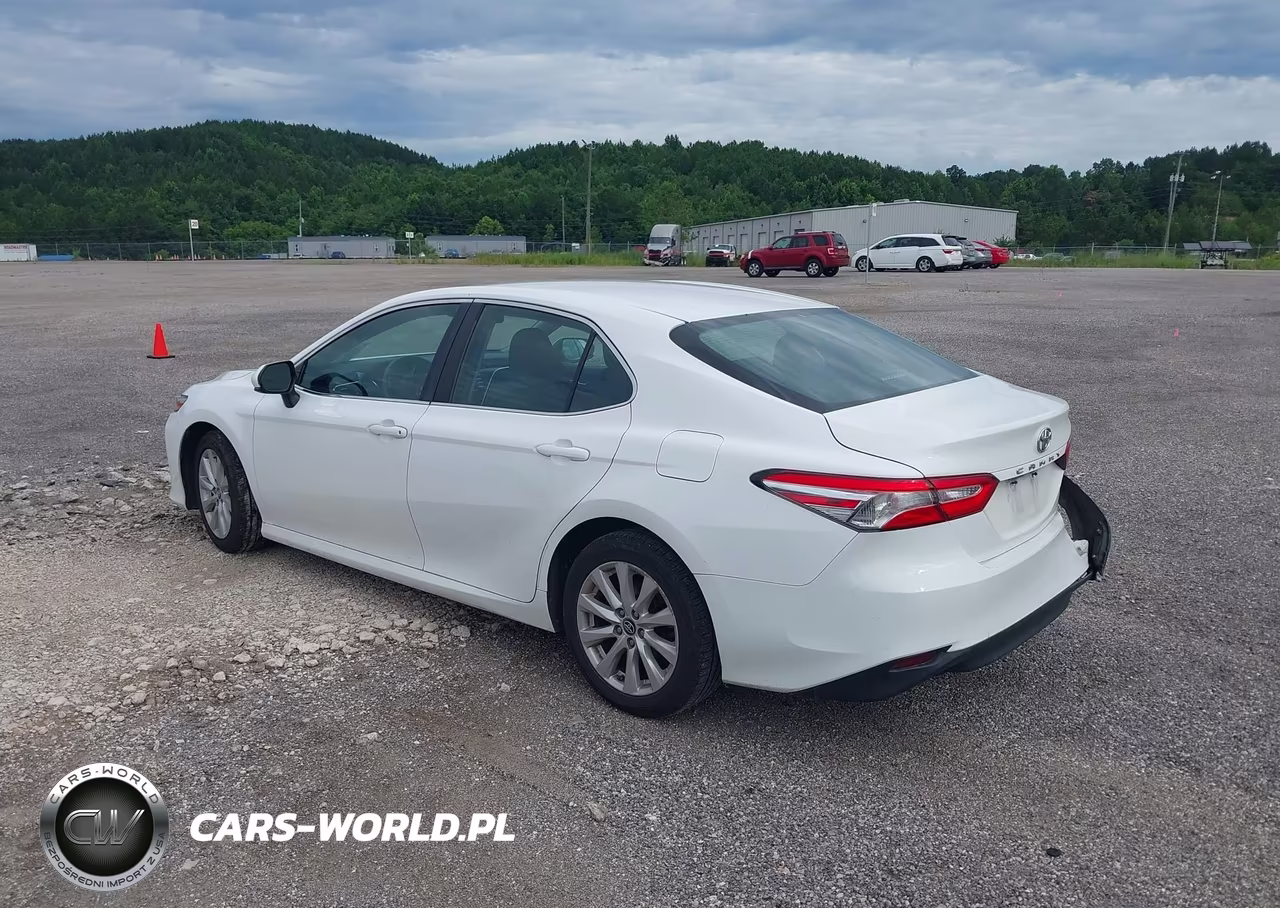2018 Toyota Camry Le VIN:4T1B11HKXJU529916 - 3