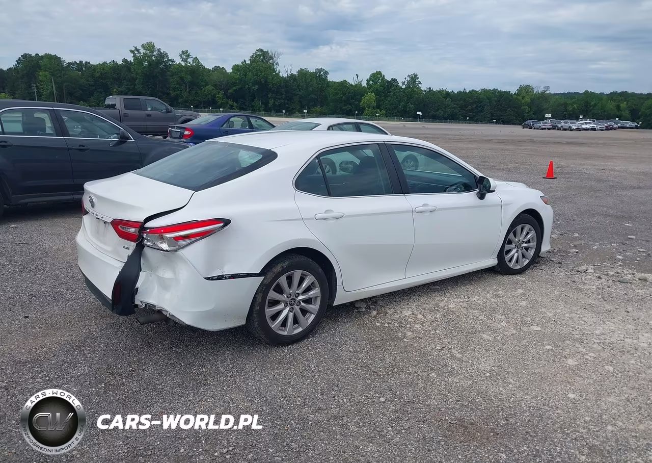 2018 Toyota Camry Le VIN:4T1B11HKXJU529916 - 4