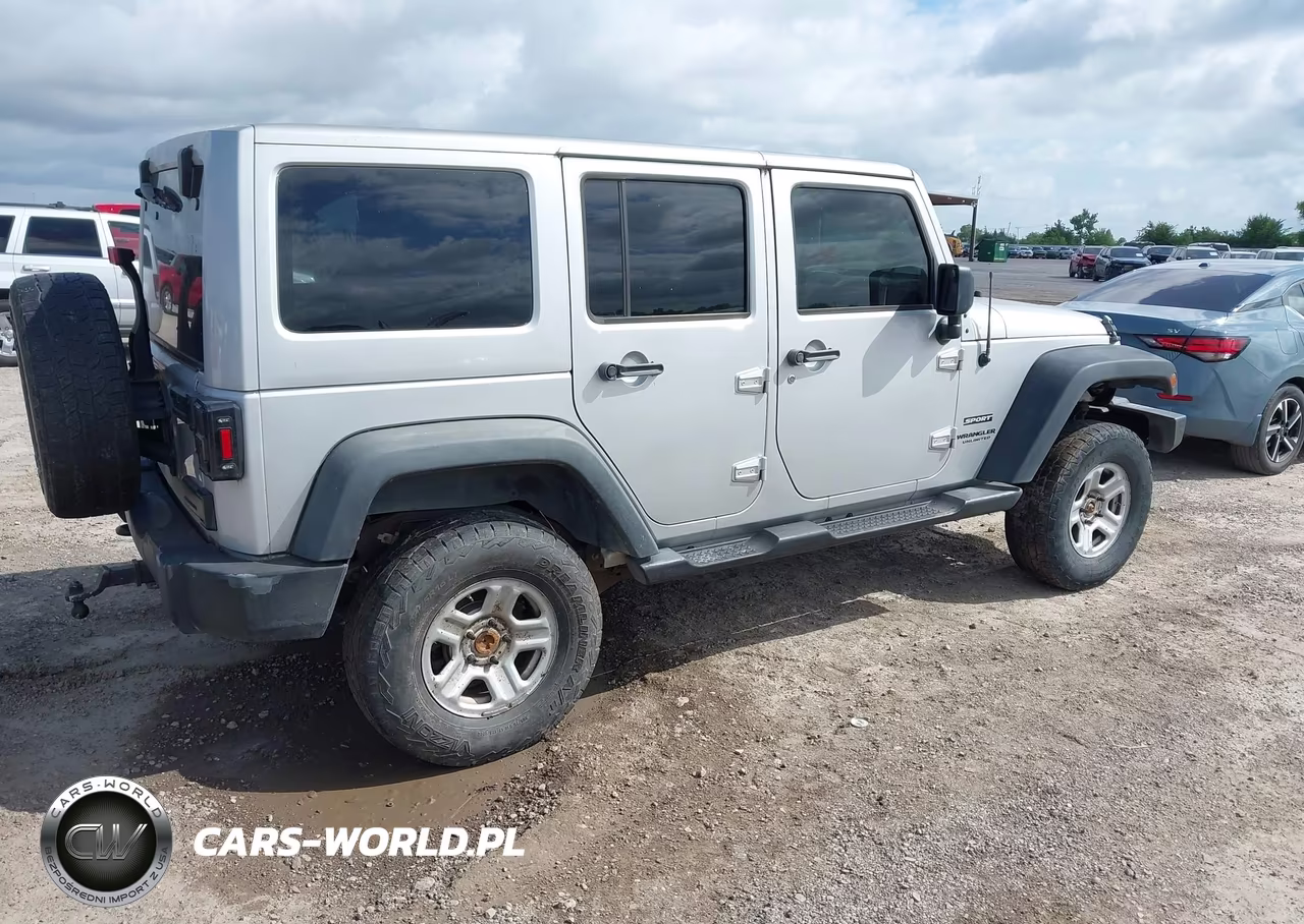2010 Jeep Wrangler Unlimited Sport VIN:1J4BA3H13AL217430 - 4