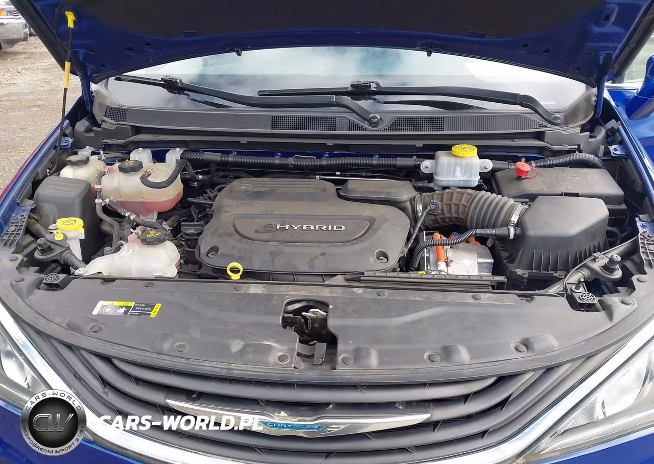 2018 Chrysler Pacifica Hybrid Touring Plus VIN:2C4RC1H75JR276249 - 10