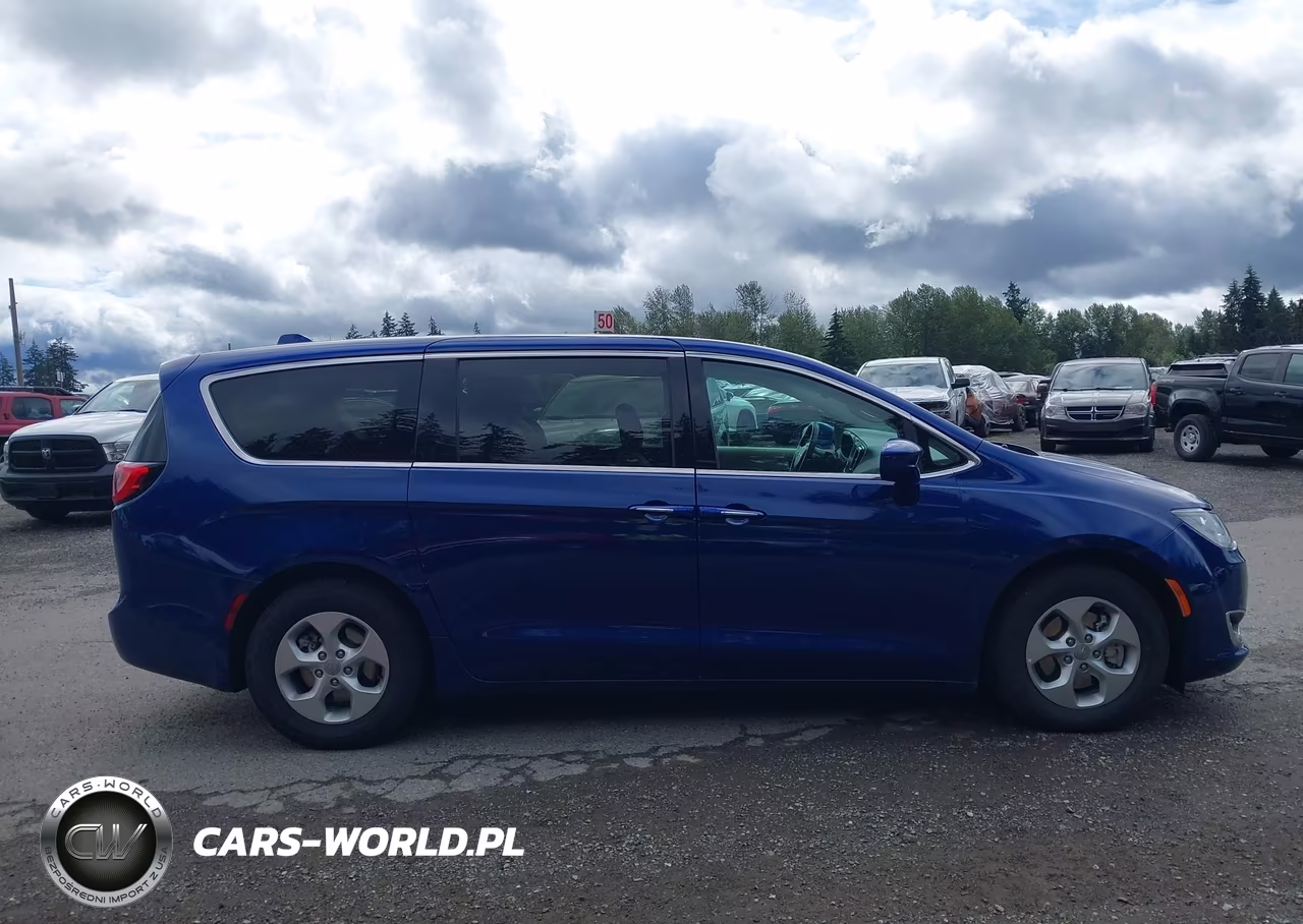 2018 Chrysler Pacifica Hybrid Touring Plus VIN:2C4RC1H75JR276249 - 13