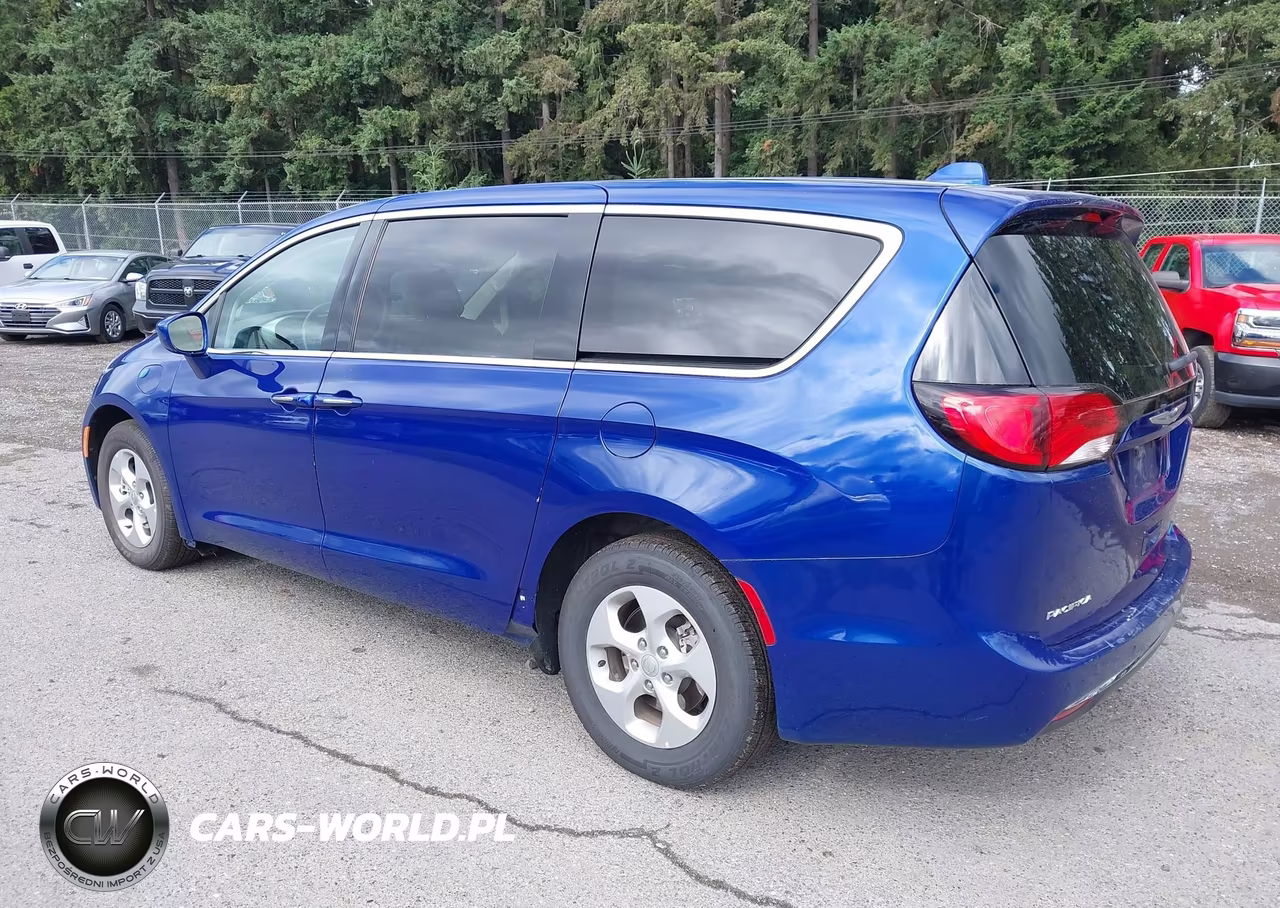 2018 Chrysler Pacifica Hybrid Touring Plus VIN:2C4RC1H75JR276249 - 3