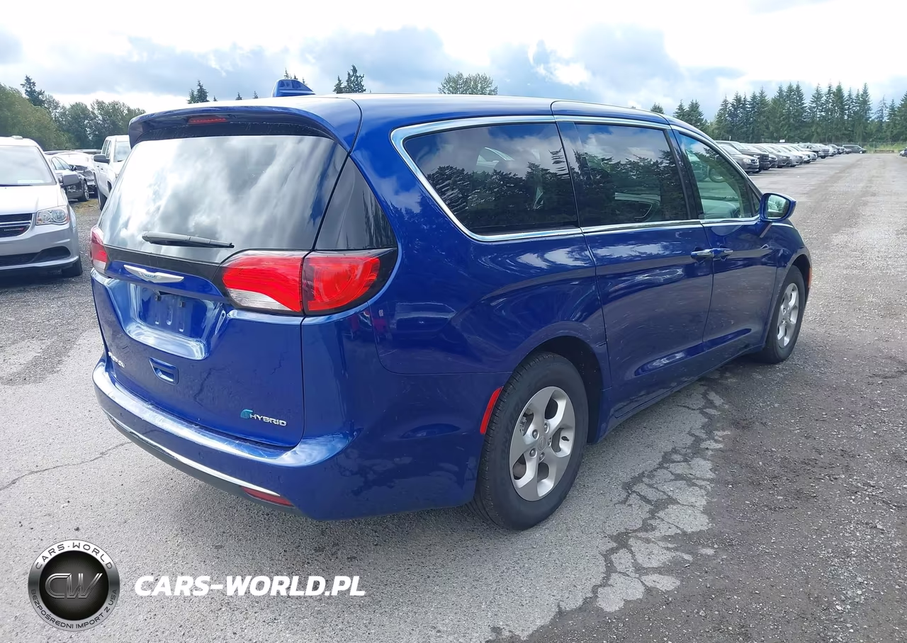 2018 Chrysler Pacifica Hybrid Touring Plus VIN:2C4RC1H75JR276249 - 4