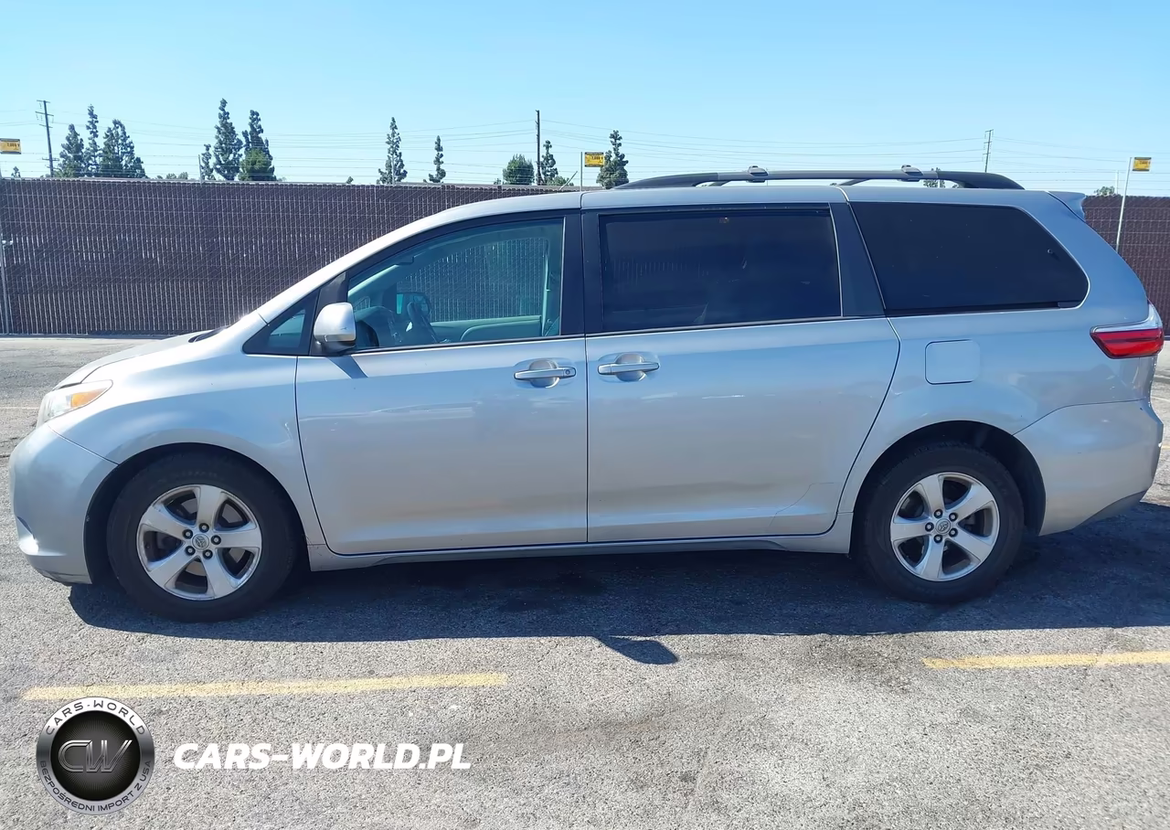 2015 Toyota Sienna Le 8 Passenger VIN:5TDKK3DC8FS685511 - 14