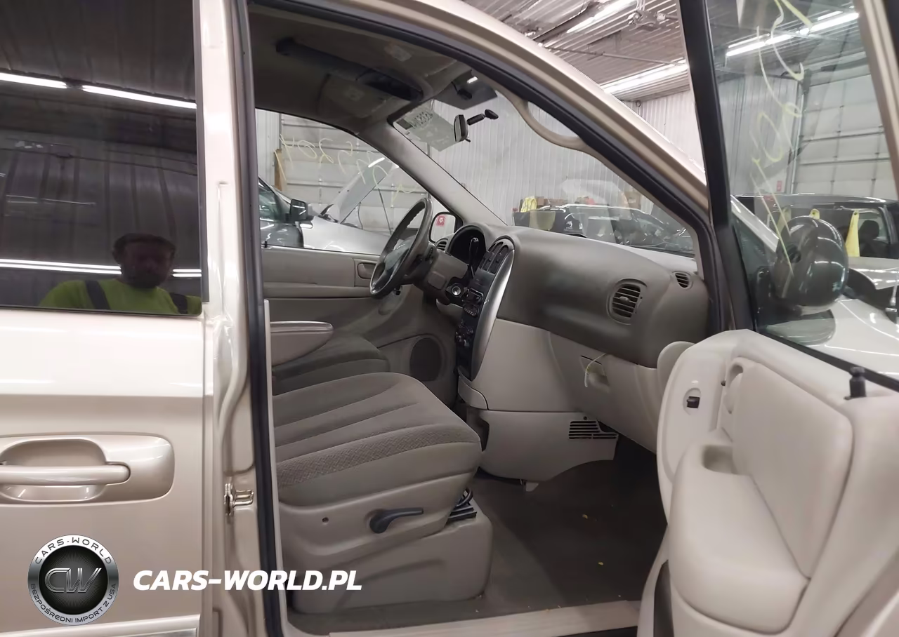 2005 Chrysler Town & Country Touring VIN:2C4GP54L15R260285 - 5