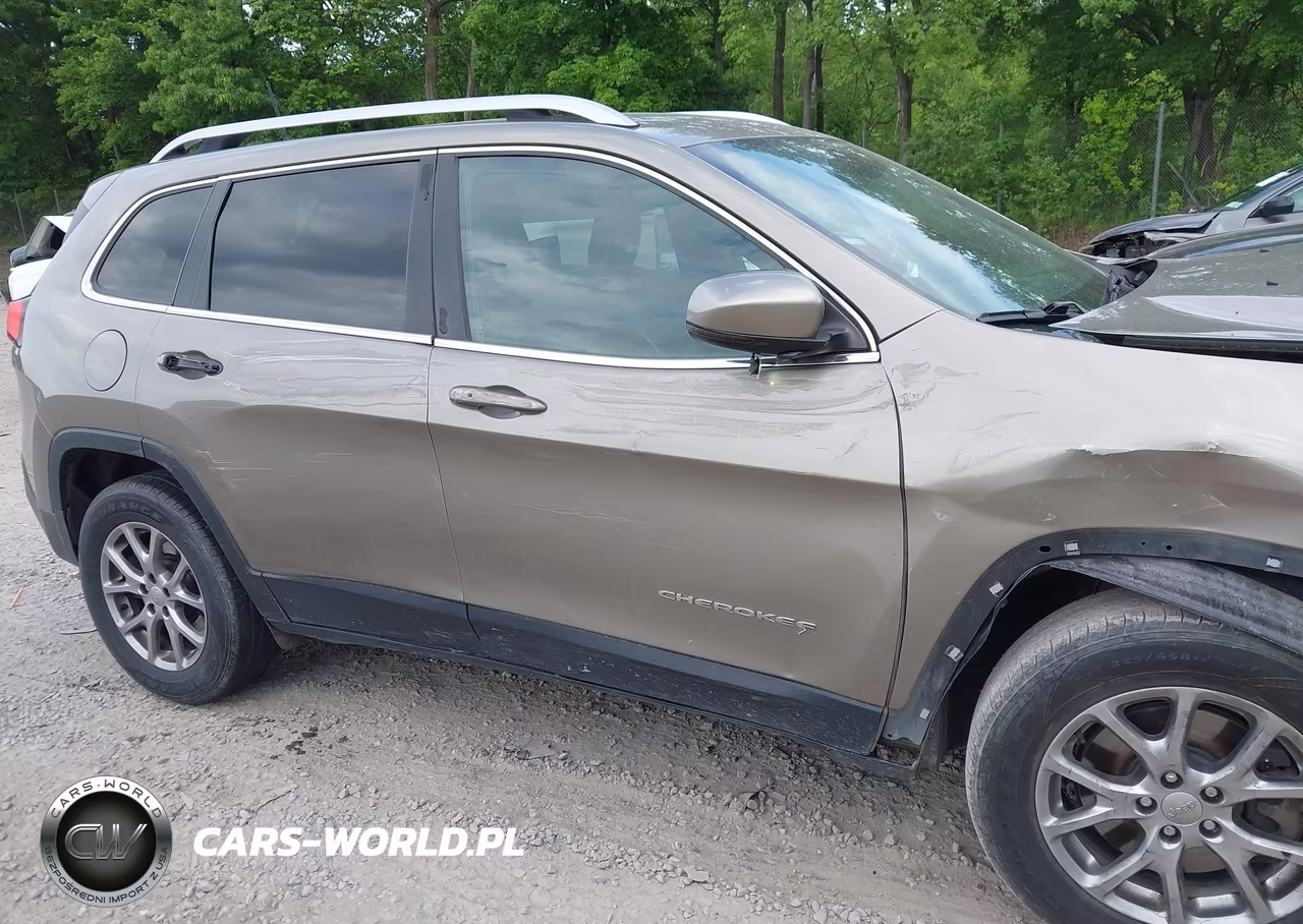 2018 Jeep Cherokee Latitude Plus 4X4 VIN:1C4PJMLX8JD613098 - 17