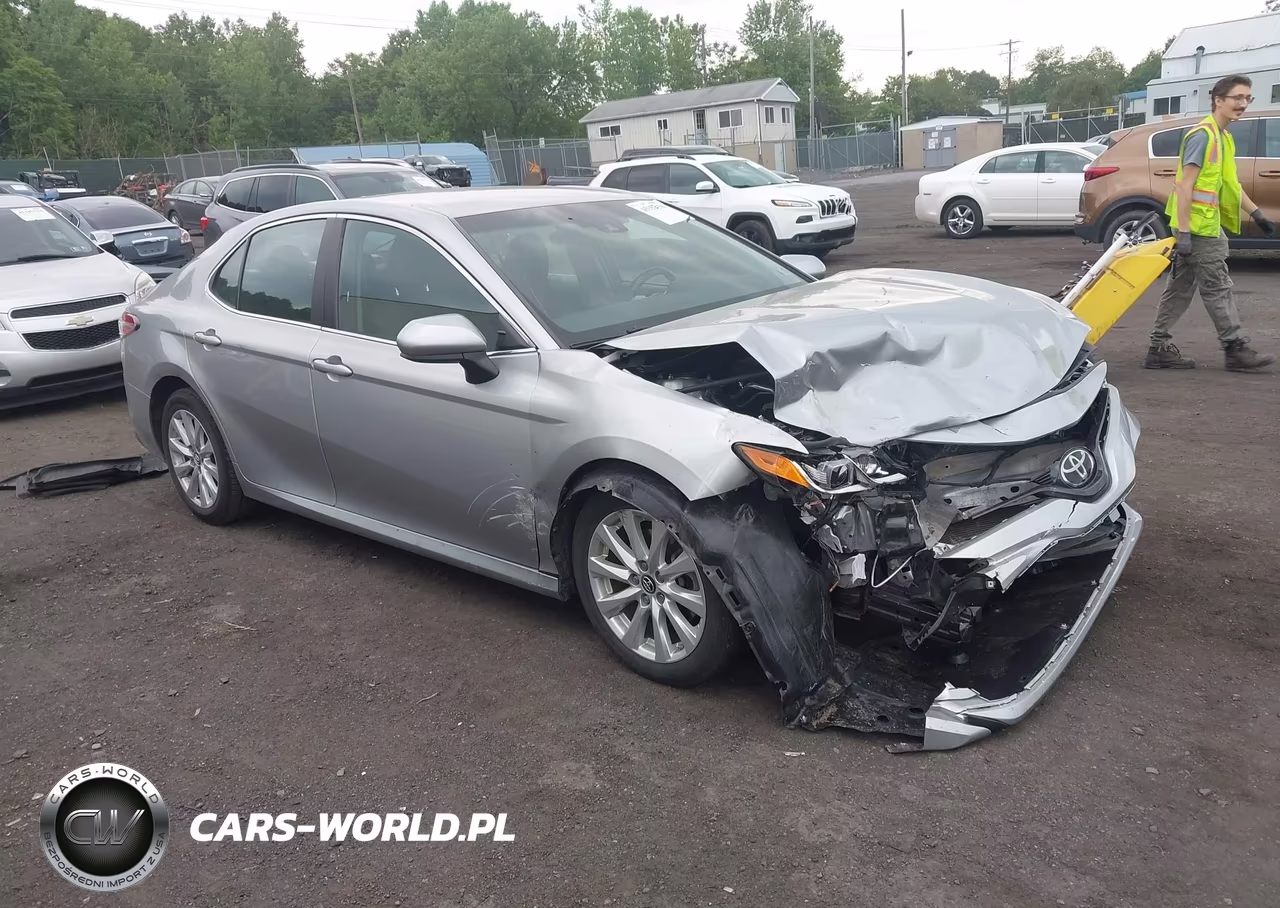 2018 Toyota Camry Le – zdjęcie 1 z 16