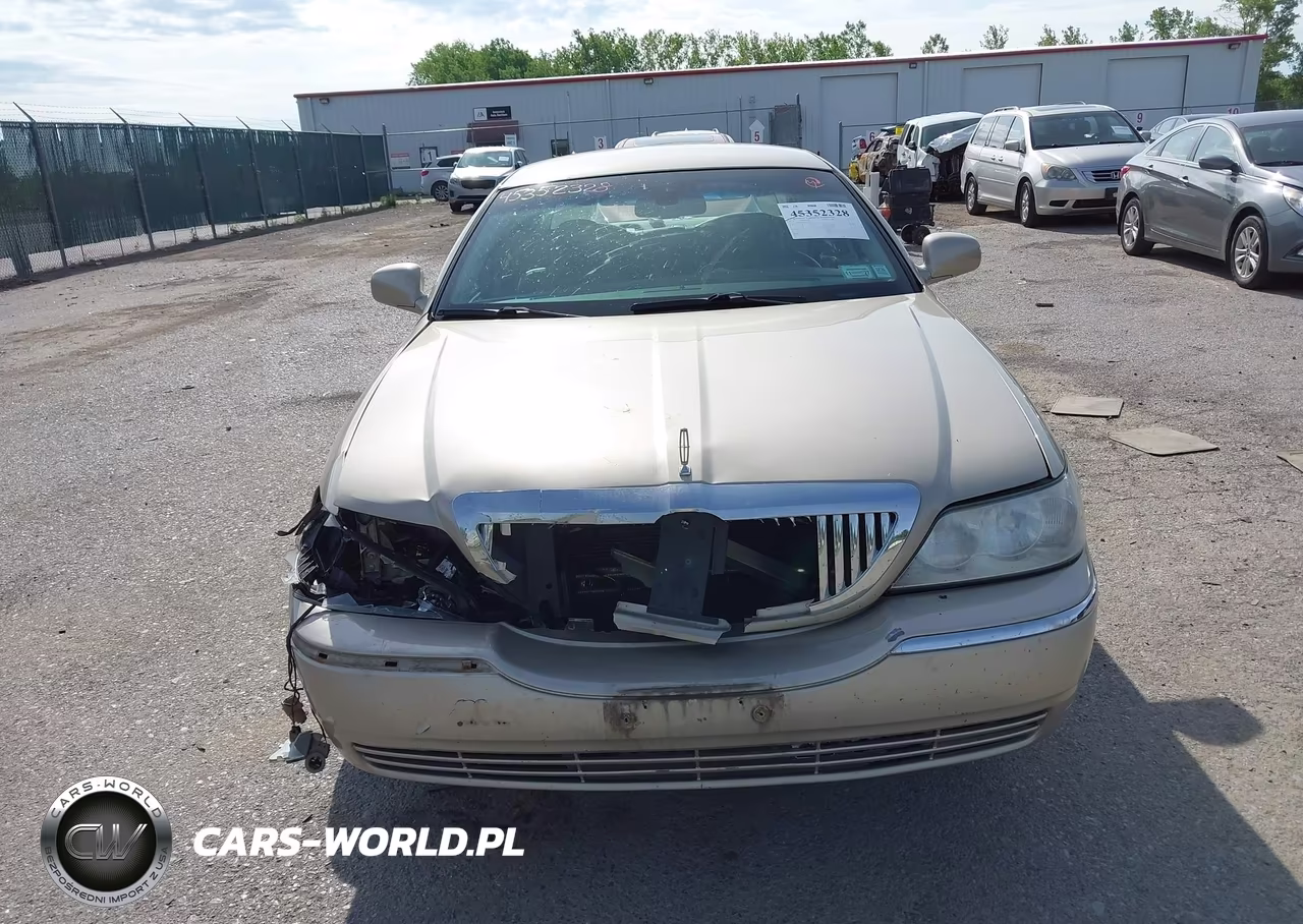 2010 Lincoln Town Car Signature Limited VIN:2LNBL8CV8AX752484 - 13
