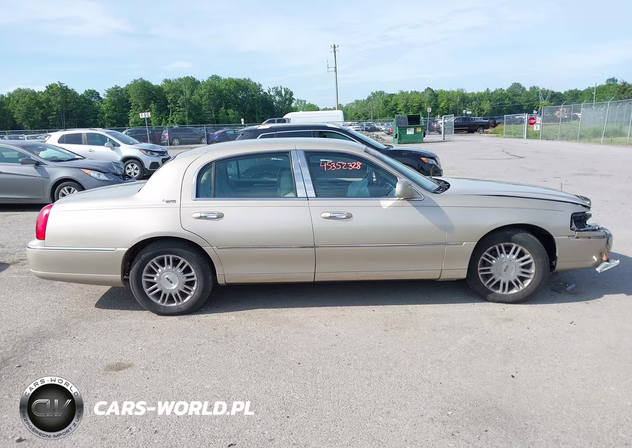 2010 Lincoln Town Car Signature Limited VIN:2LNBL8CV8AX752484 - 14