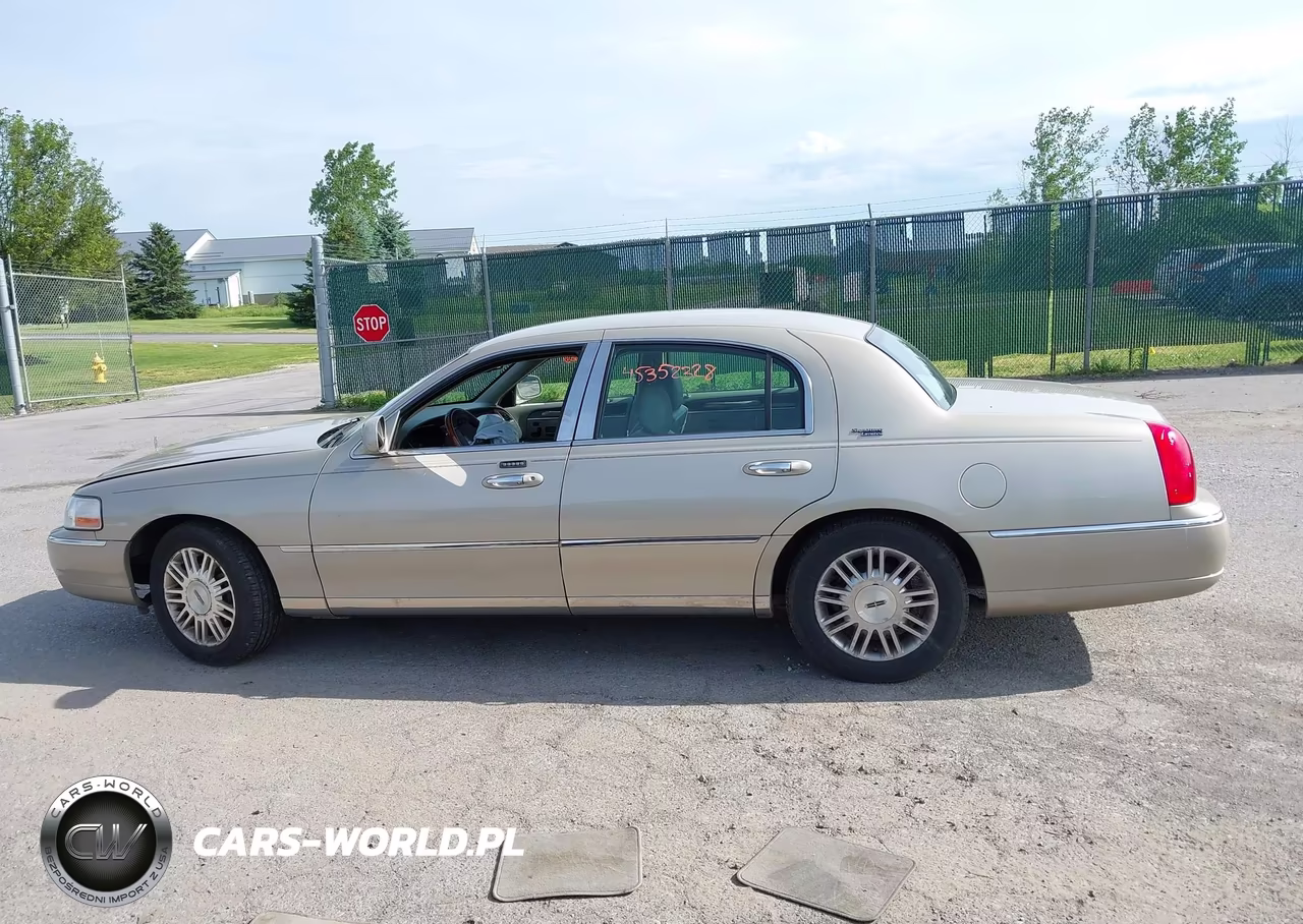 2010 Lincoln Town Car Signature Limited VIN:2LNBL8CV8AX752484 - 15