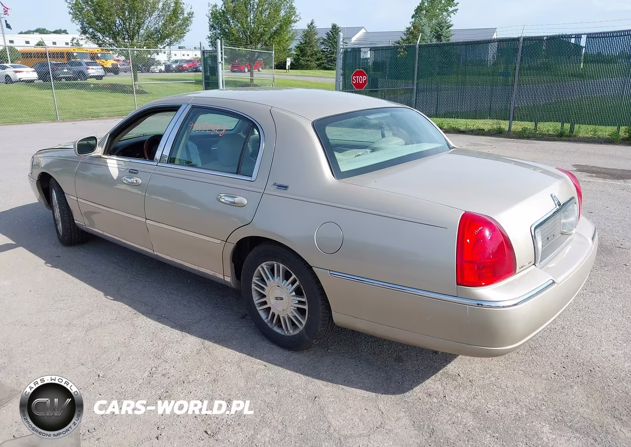 2010 Lincoln Town Car Signature Limited VIN:2LNBL8CV8AX752484 - 3