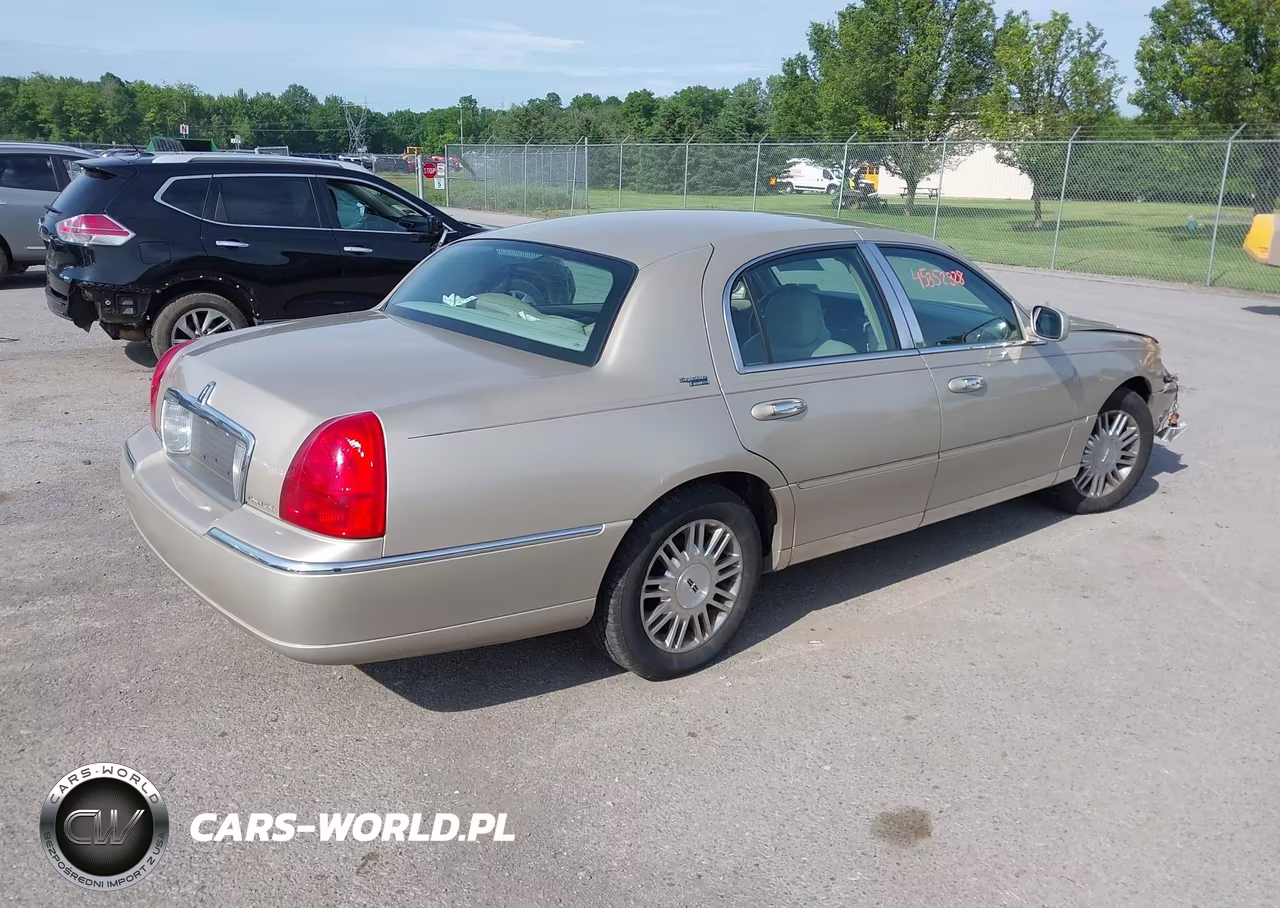 2010 Lincoln Town Car Signature Limited VIN:2LNBL8CV8AX752484 - 4