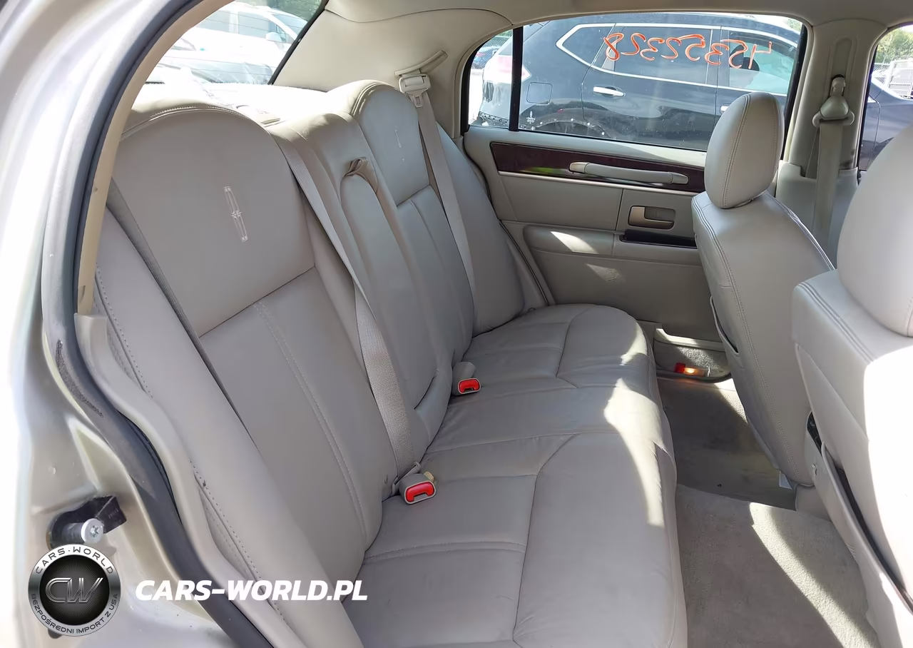 2010 Lincoln Town Car Signature Limited VIN:2LNBL8CV8AX752484 - 8