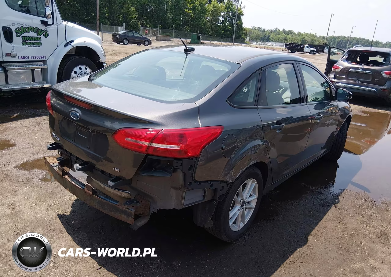 2017 Ford Focus Se VIN:1FADP3F29HL327973 - 4