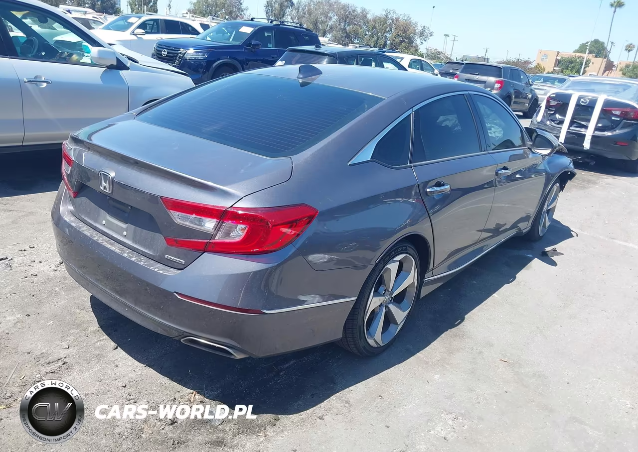 2018 Honda Accord Touring VIN:1HGCV1F97JA016817 - 4