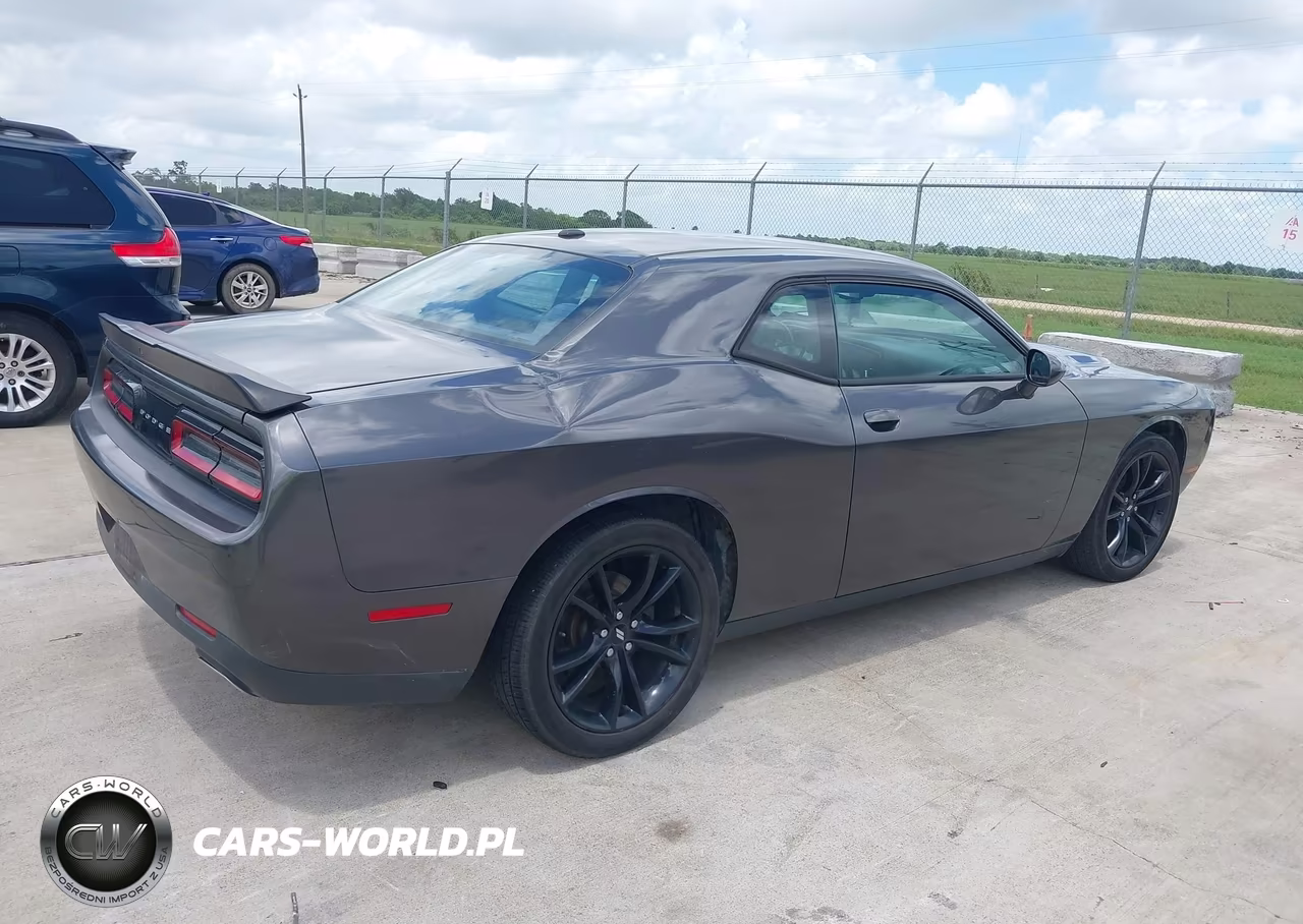 2018 Dodge Challenger Sxt VIN:2C3CDZAG4JH204657 - 4