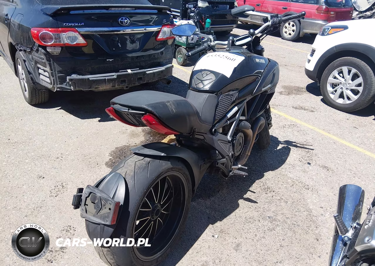 2012 Ducati Diavel VIN:ZDM13BLW0CB008698 - 4