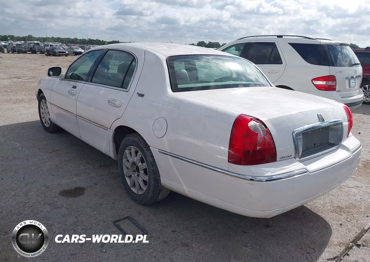 2009 Lincoln Town Car Signature Limited VIN:2LNHM82V69X630274 - 3