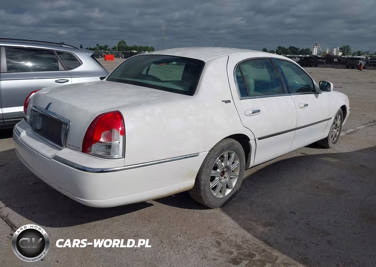 2009 Lincoln Town Car Signature Limited VIN:2LNHM82V69X630274 - 4