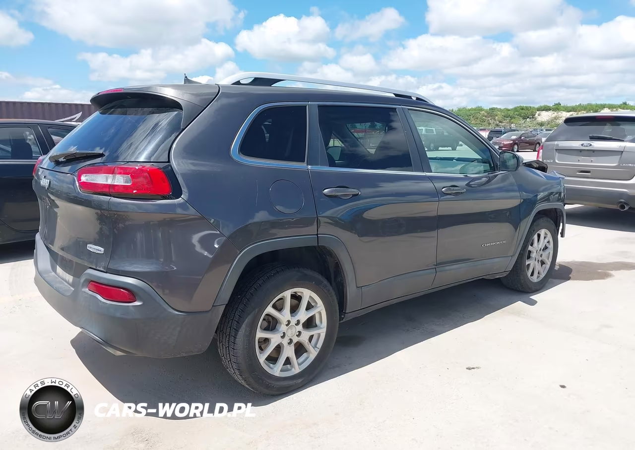 2016 Jeep Cherokee Latitude VIN:1C4PJLCS6GW114442 - 4