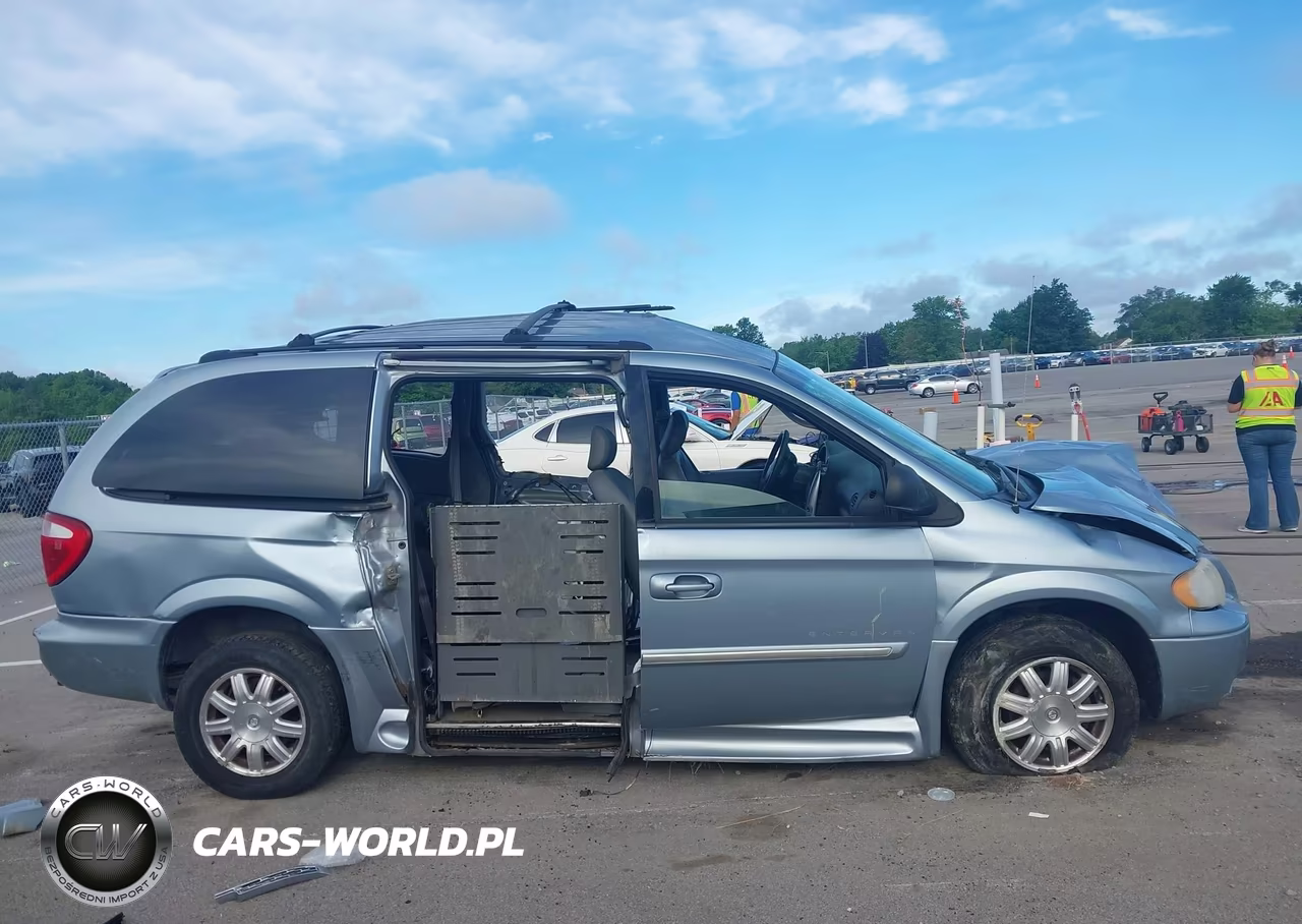 2005 Chrysler Town & Country Touring VIN:2C4GP54L75R425479 - 13