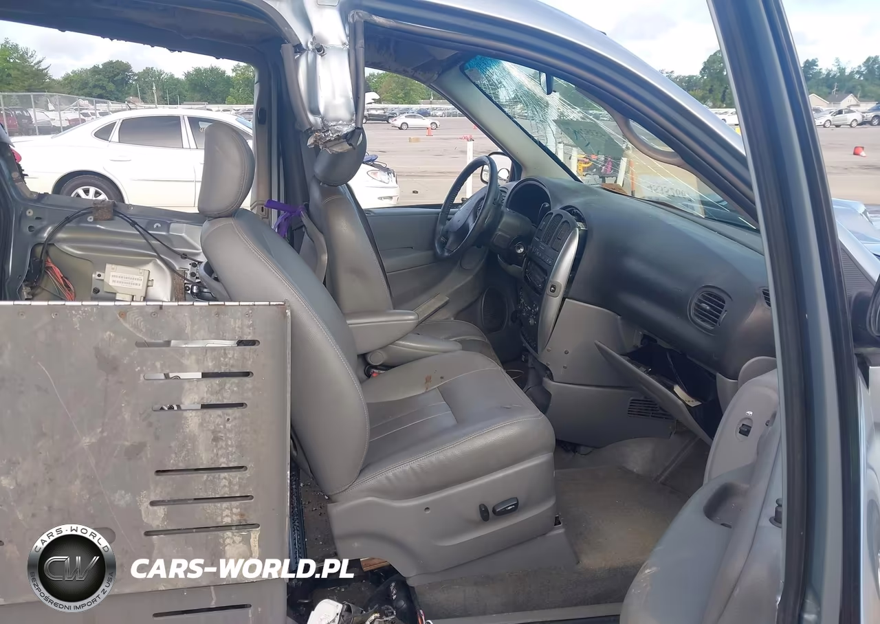 2005 Chrysler Town & Country Touring VIN:2C4GP54L75R425479 - 5