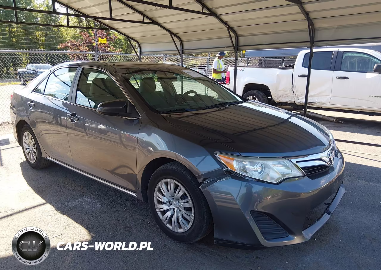 2014 Toyota Camry Le – zdjęcie 1 z 16