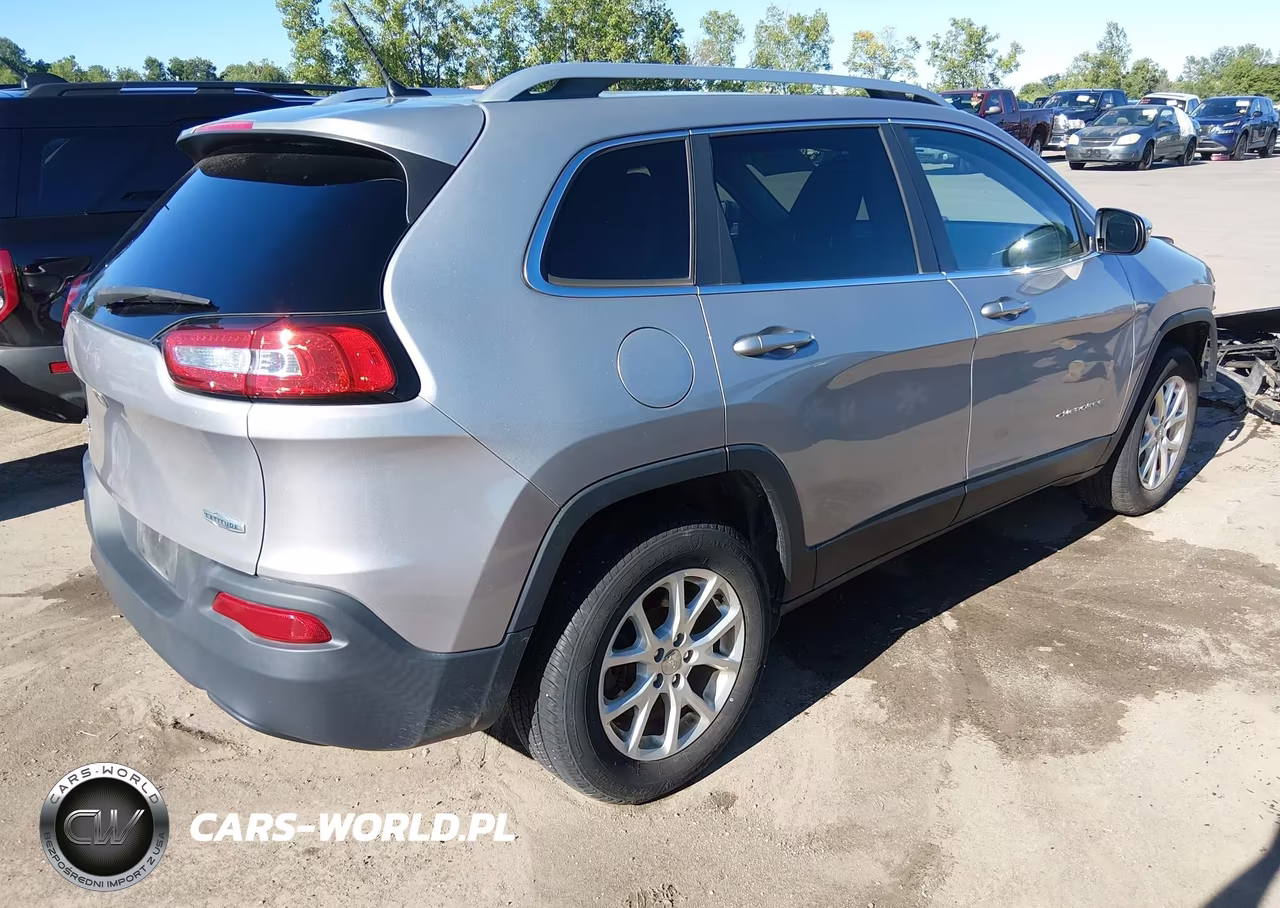 2018 Jeep Cherokee Latitude 4X4 VIN:1C4PJMCB8JD515158 - 4