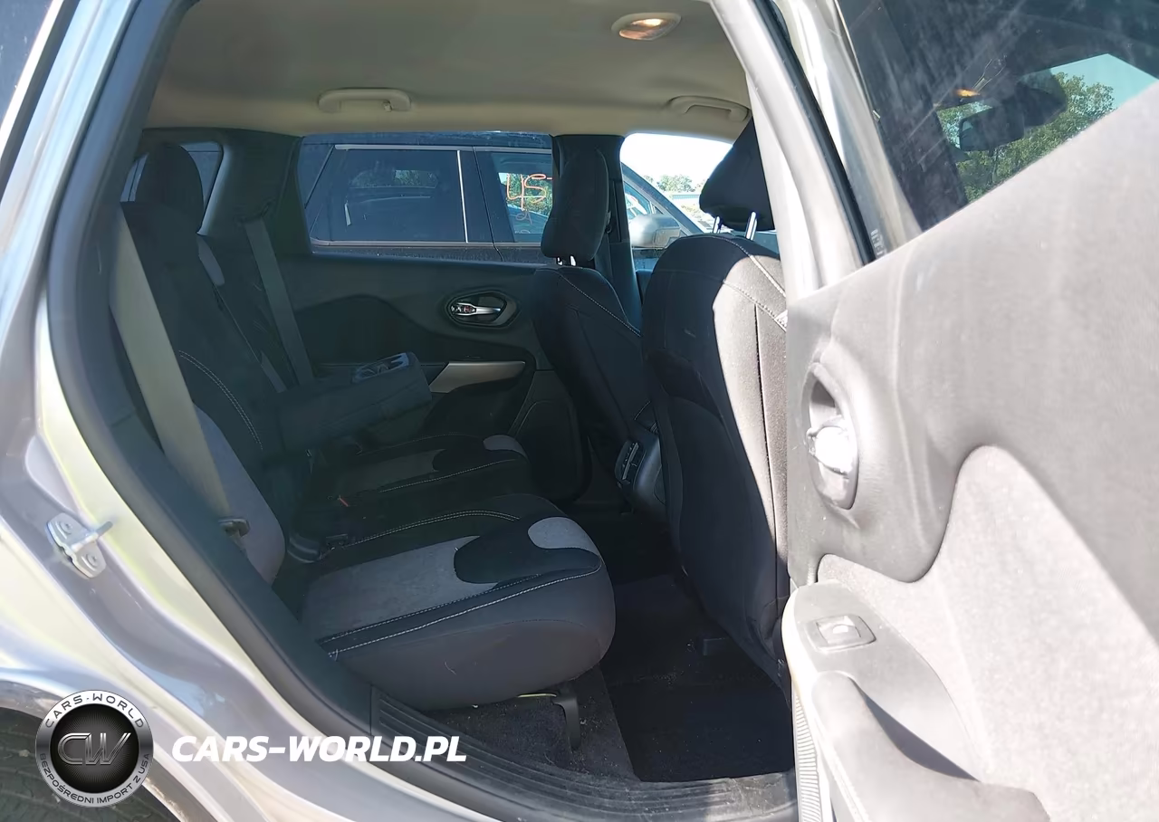 2018 Jeep Cherokee Latitude 4X4 VIN:1C4PJMCB8JD515158 - 8