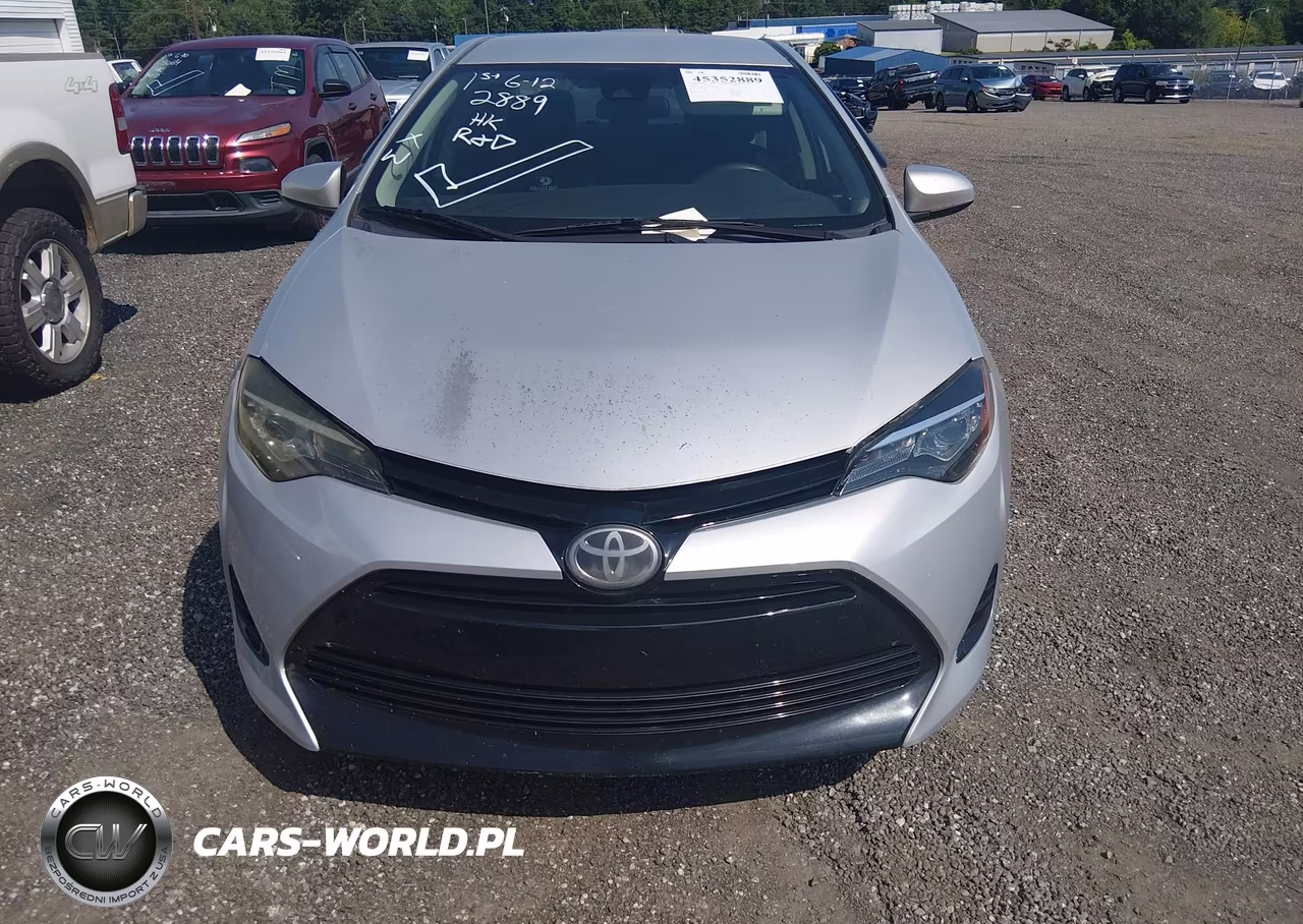 2018 Toyota Corolla Le VIN:5YFBURHE7JP851821 - 13