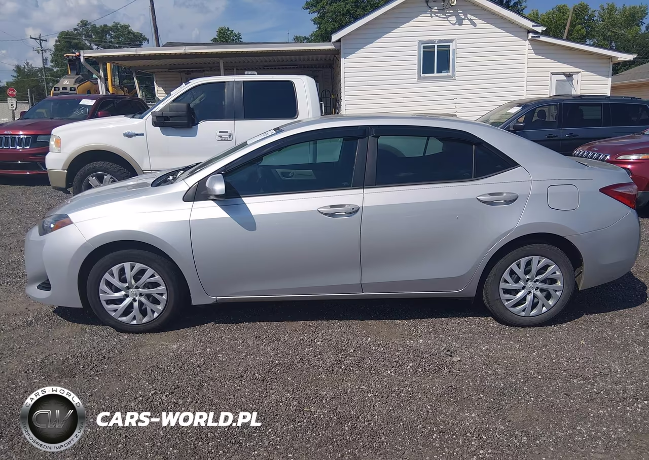 2018 Toyota Corolla Le VIN:5YFBURHE7JP851821 - 15