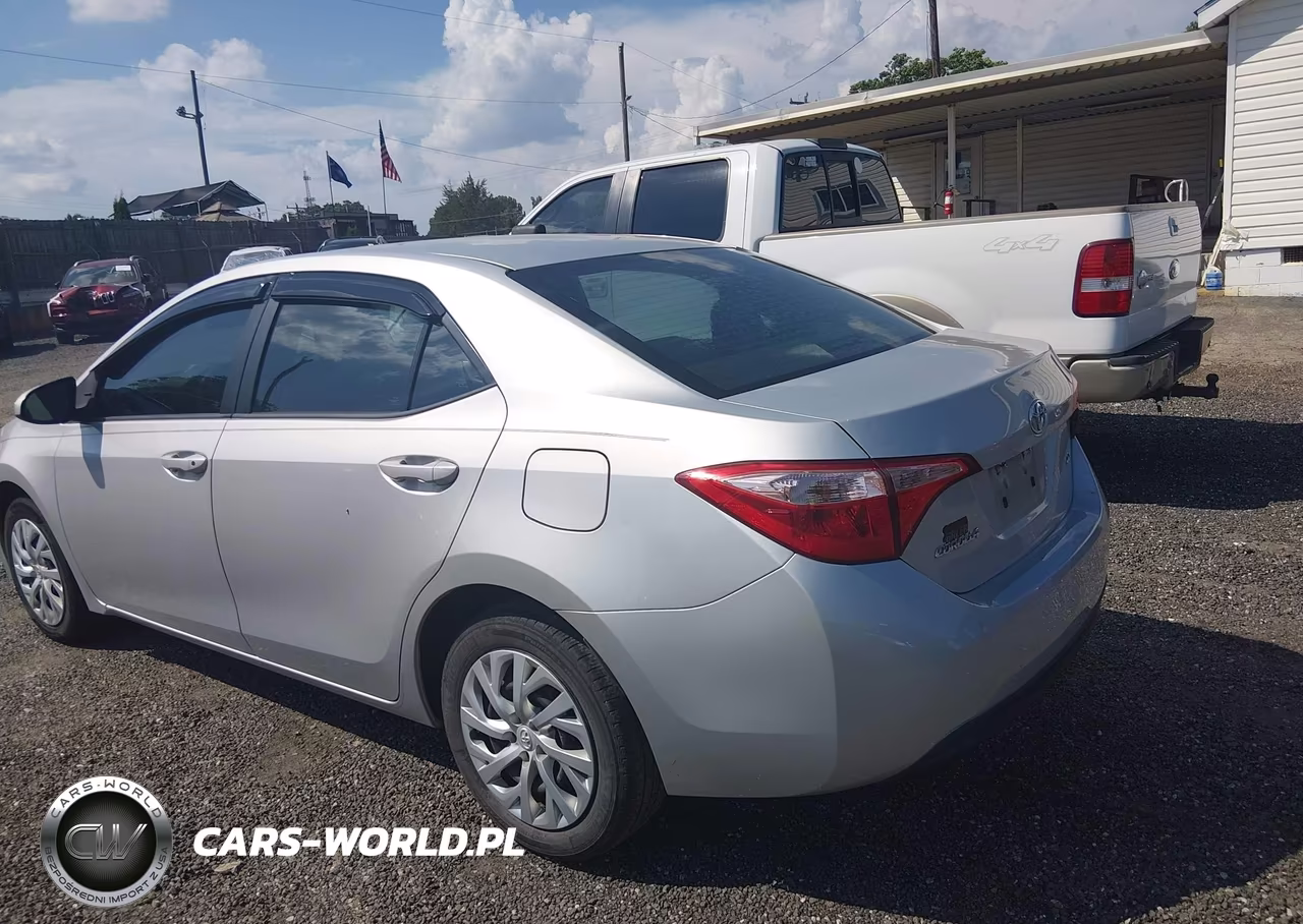 2018 Toyota Corolla Le VIN:5YFBURHE7JP851821 - 3
