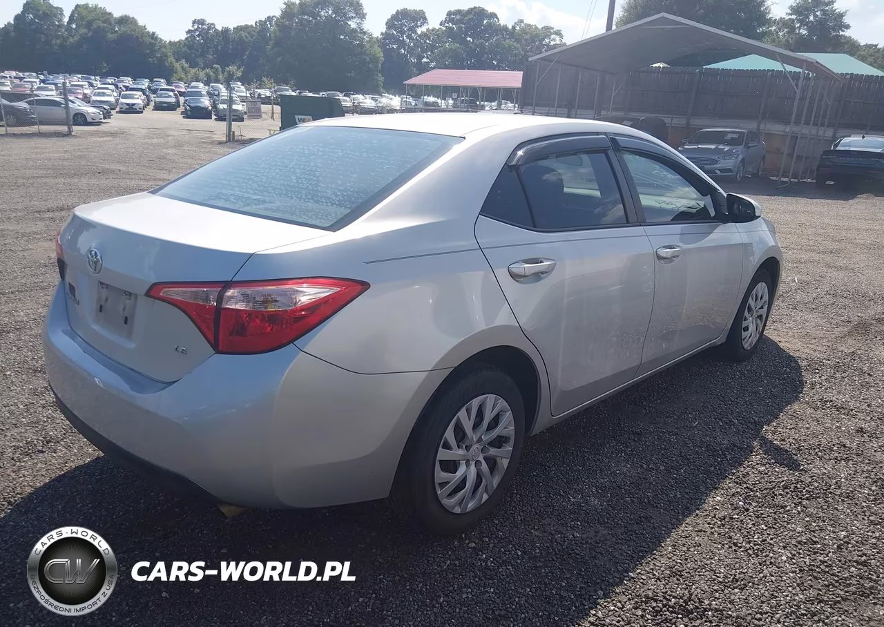 2018 Toyota Corolla Le VIN:5YFBURHE7JP851821 - 4