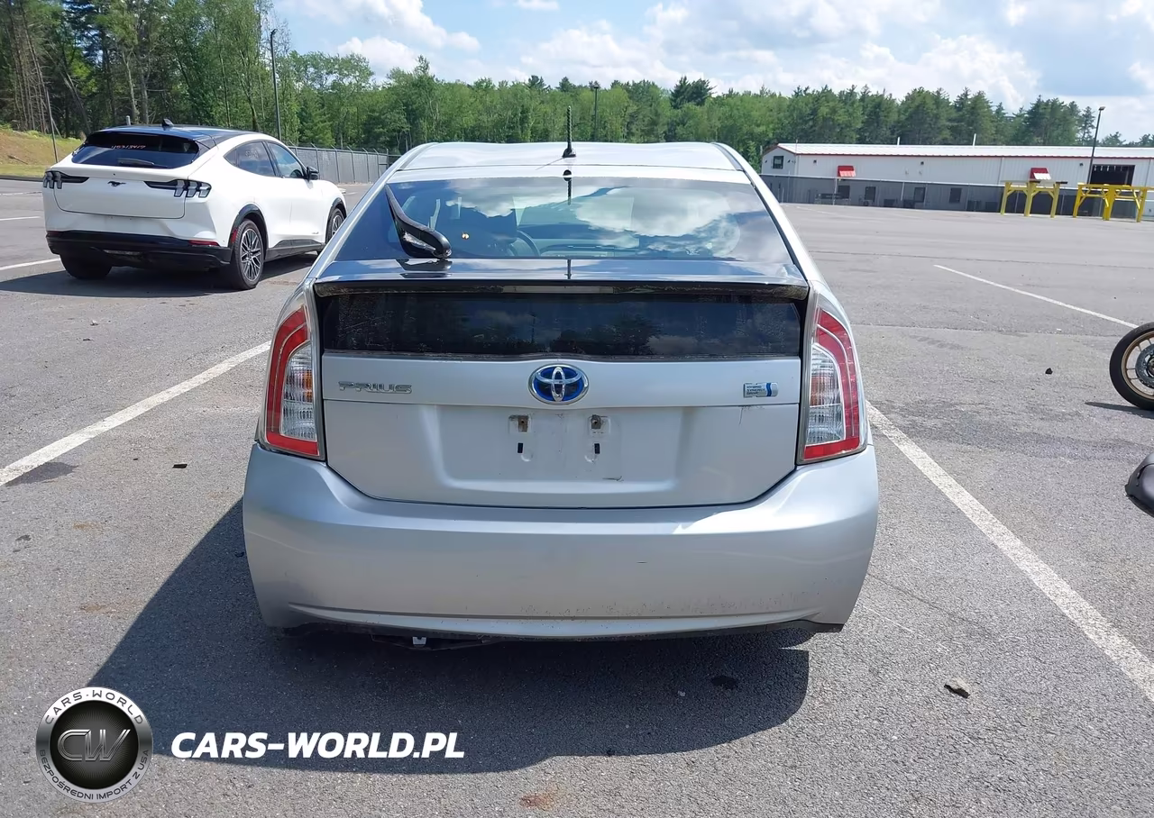 2014 Toyota Prius Two VIN:JTDKN3DU0E1747379 - 16