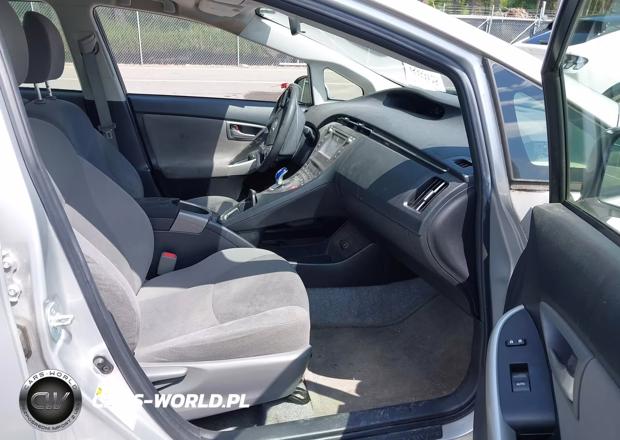 2014 Toyota Prius Two VIN:JTDKN3DU0E1747379 - 5