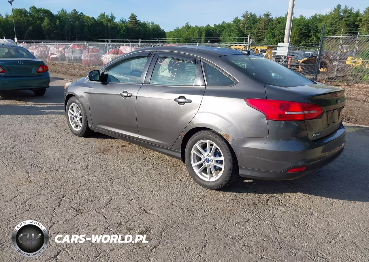 2015 Ford Focus Se VIN:1FADP3F21FL249573 - 3