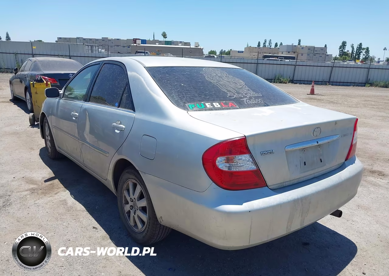 2002 Toyota Camry Xle VIN:JTDBE32K520106960 - 3