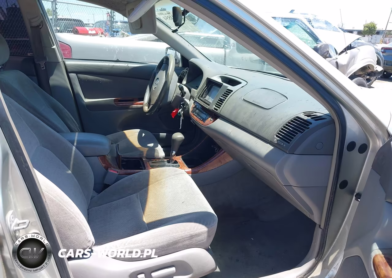 2002 Toyota Camry Xle VIN:JTDBE32K520106960 - 5