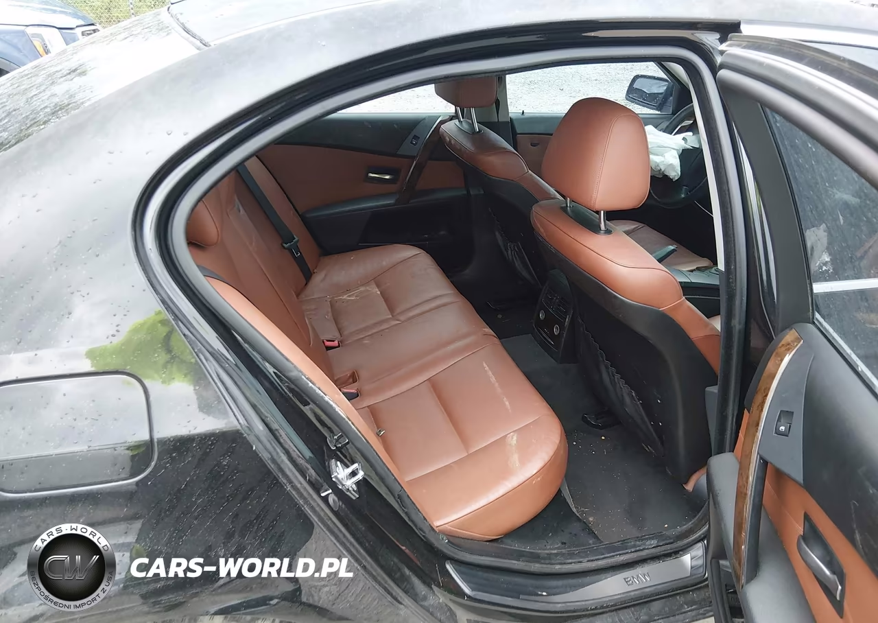 2007 BMW 530Xi VIN:WBANF73547CY18115 - 8