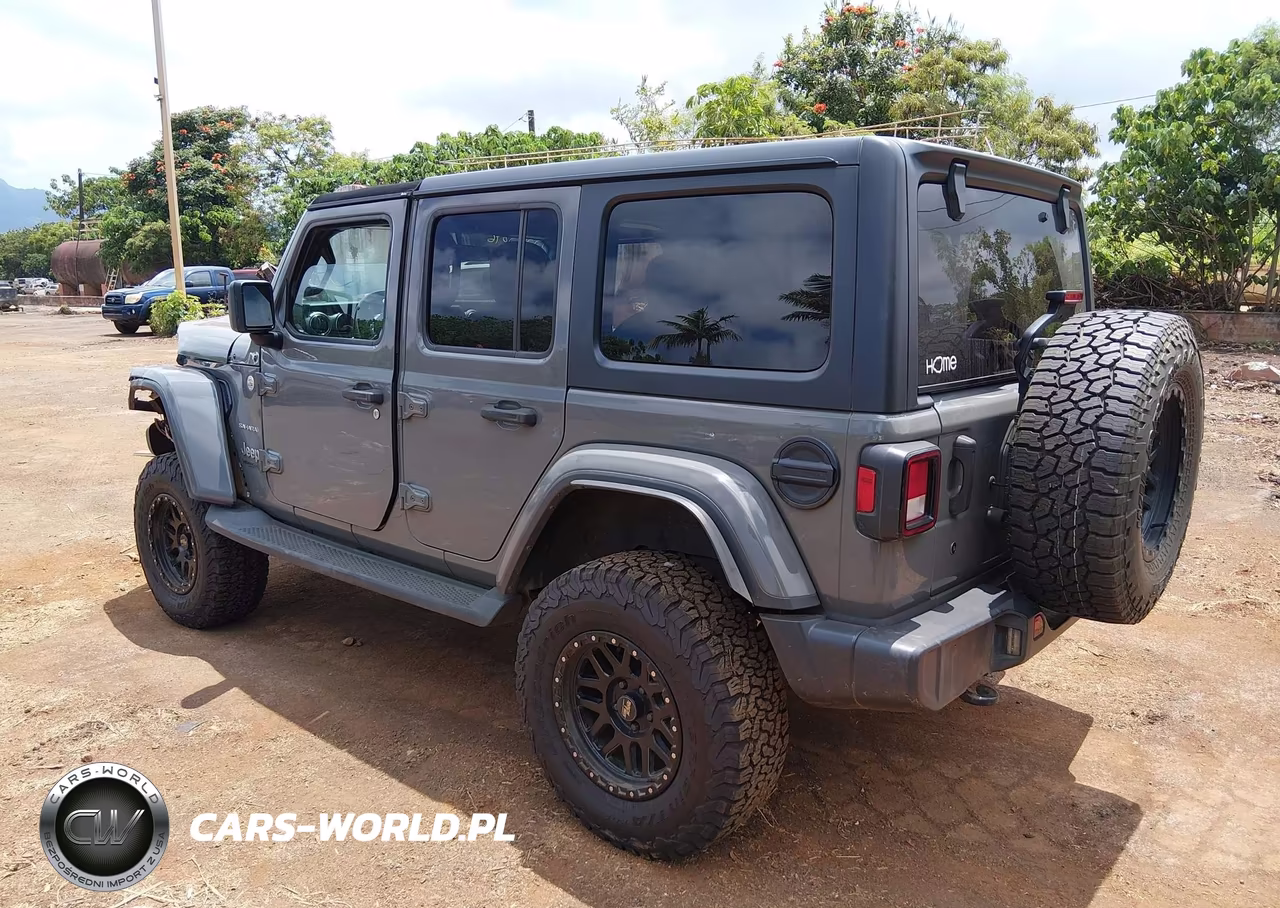2020 Jeep Wrangler Unlimited Sahara 4X4 VIN:1C4HJXEN4LW235953 - 3