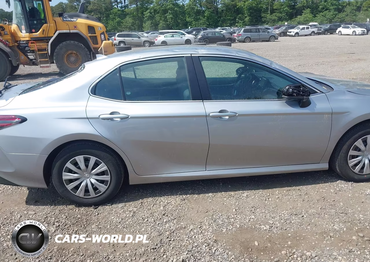 2024 Toyota Camry Hybrid Le VIN:4T1C31AK2RU073205 - 13