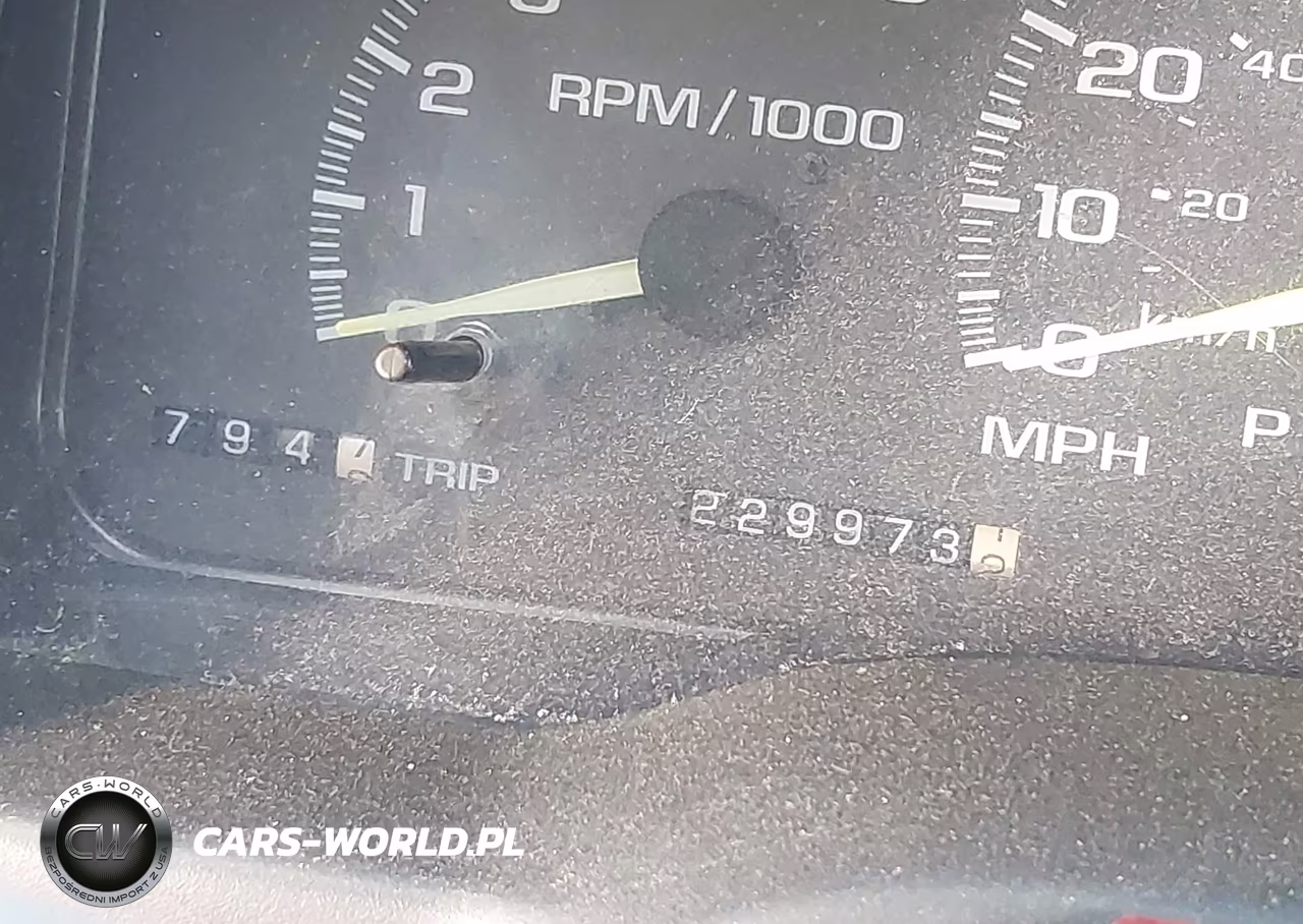 1999 Chevrolet Suburban 2500 VIN:1GNGK26R2XJ470343 - 7