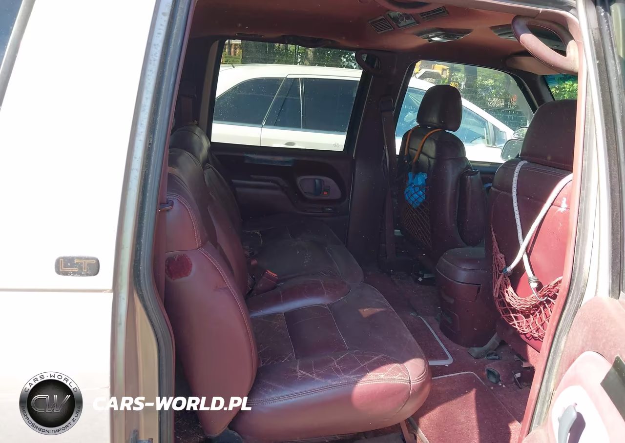 1999 Chevrolet Suburban 2500 VIN:1GNGK26R2XJ470343 - 8