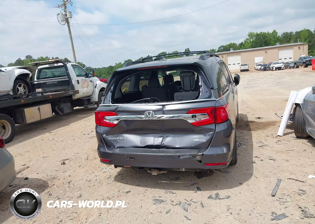 2018 Honda Odyssey Touring VIN:5FNRL6H8XJB040391 - 17