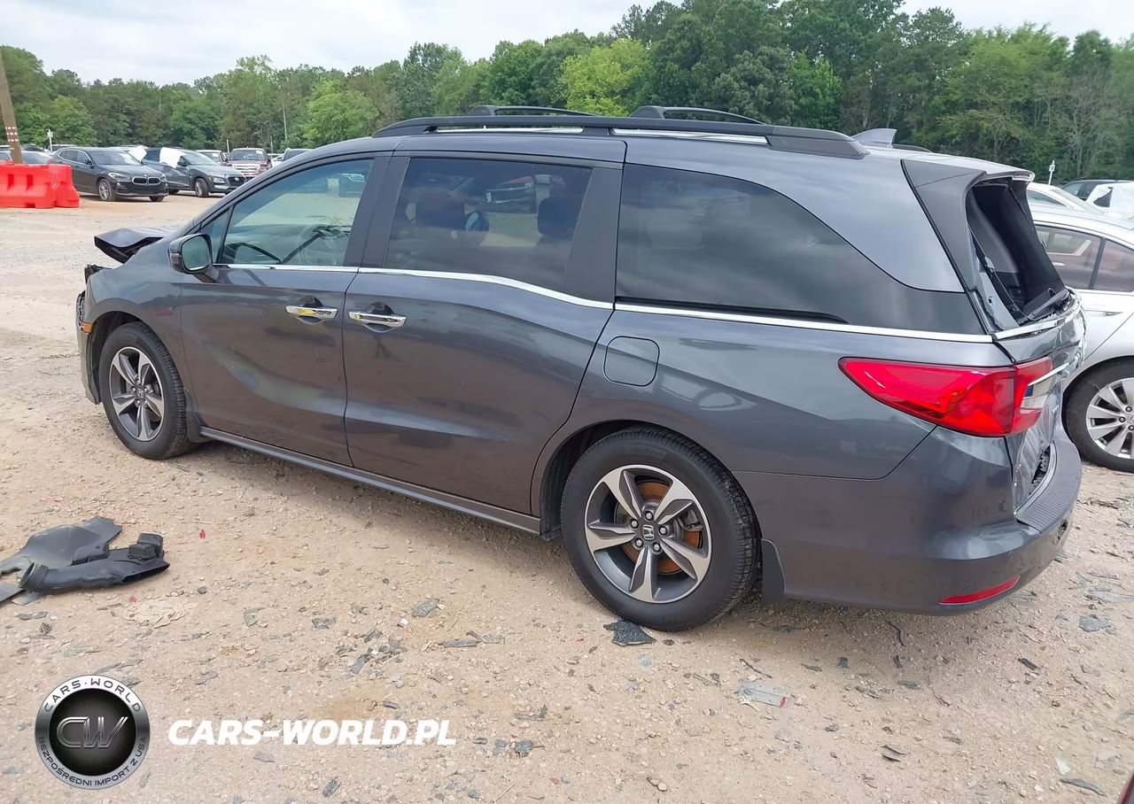 2018 Honda Odyssey Touring VIN:5FNRL6H8XJB040391 - 3