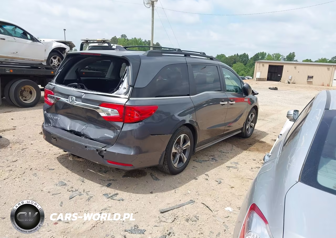 2018 Honda Odyssey Touring VIN:5FNRL6H8XJB040391 - 4